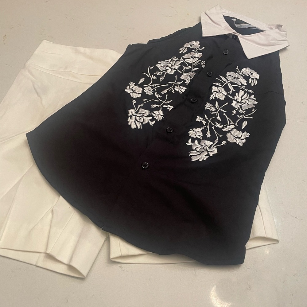 Black and white flower sleeveless top